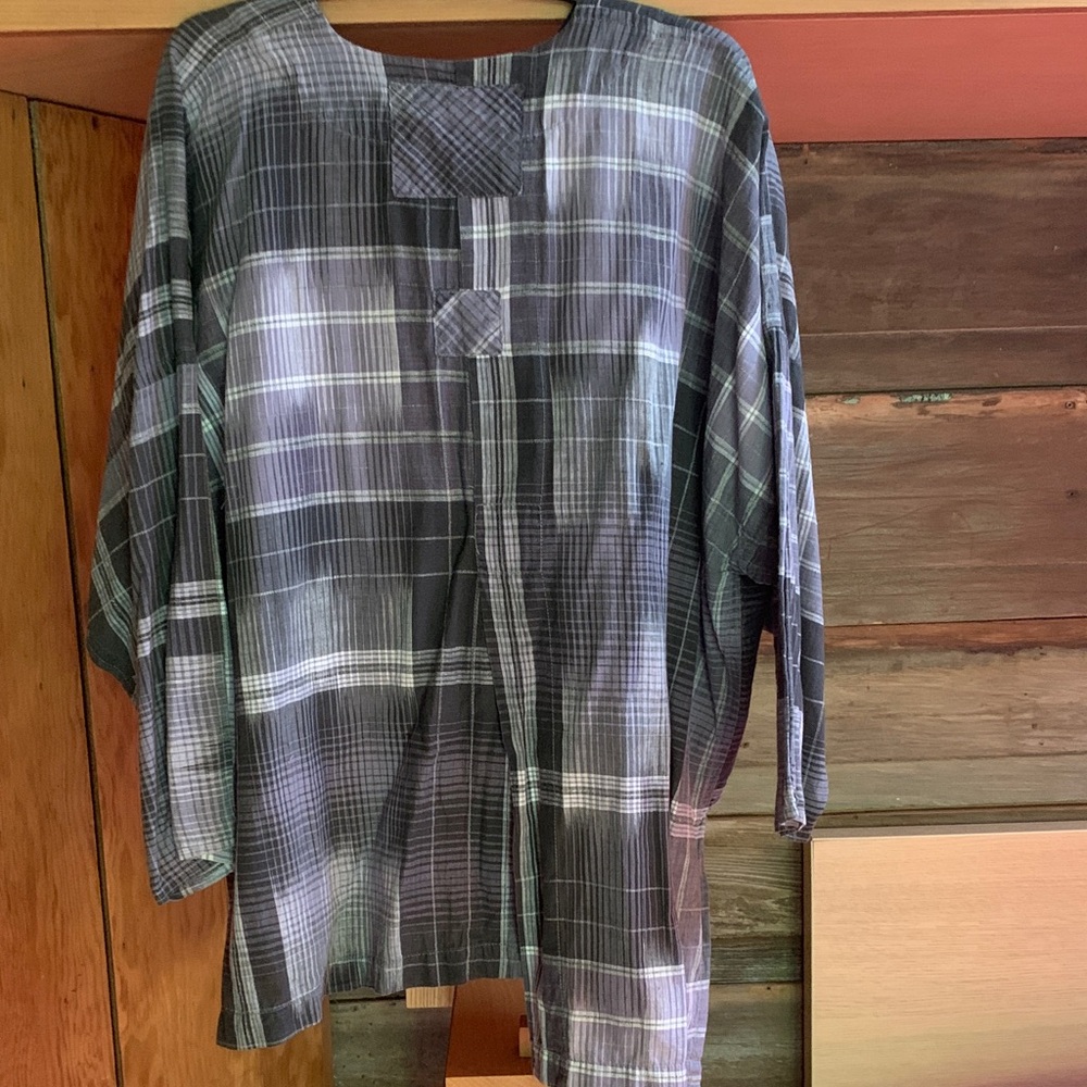 Su-Zen funky asymmetrical top in Black, pale purple, white and gray - Picture 2 of 7